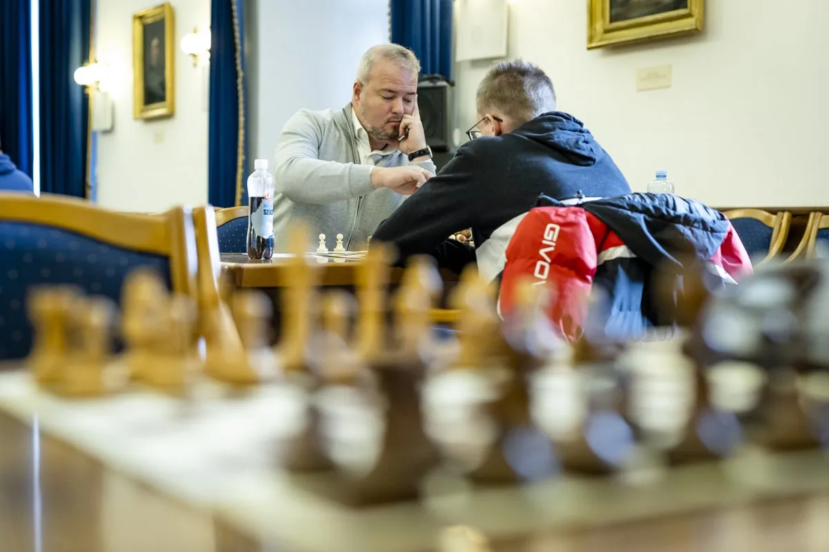 Oroján Sándor sakkozás közben